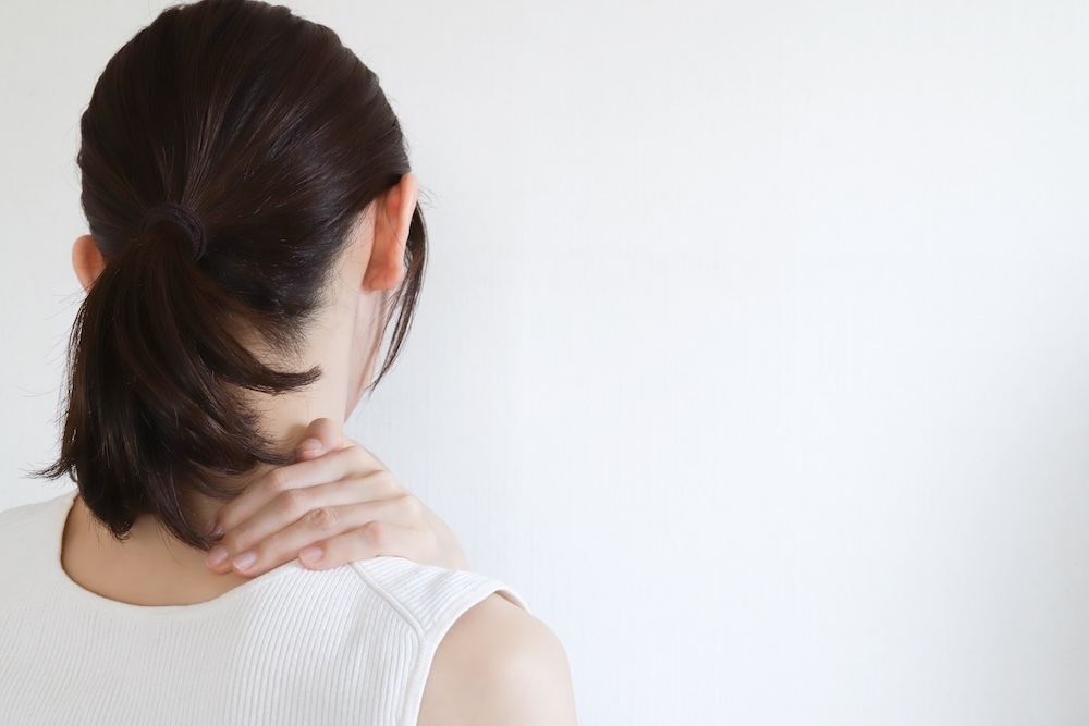 首痛に悩む女性の画像
