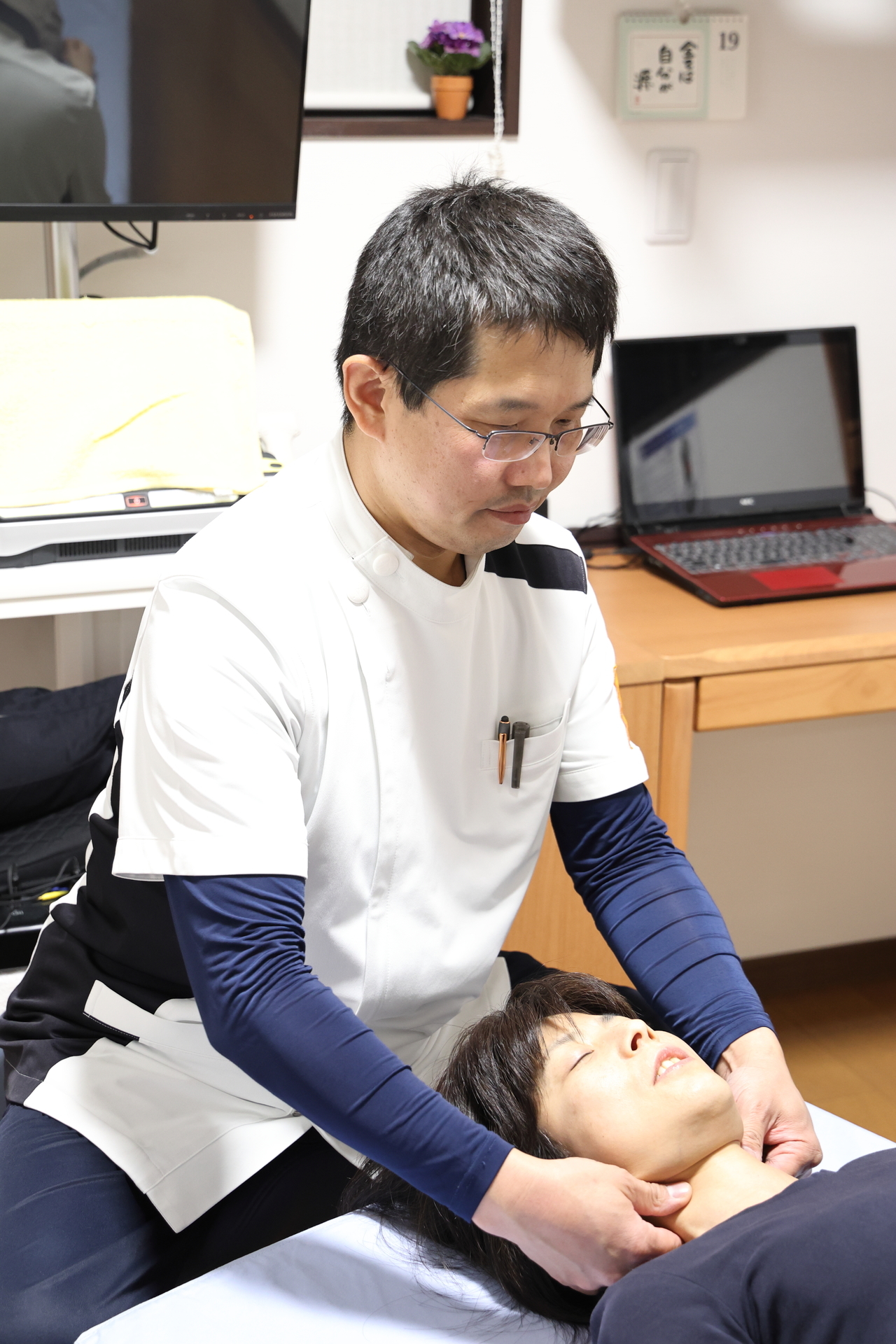 首痛に悩む女性の画像