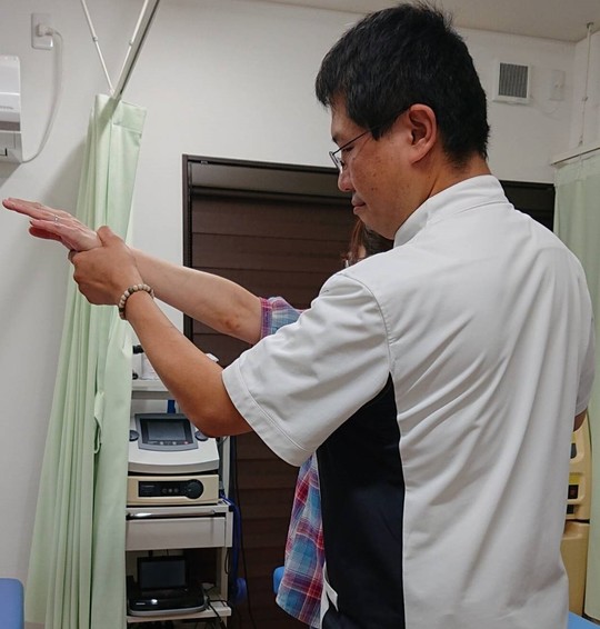 首痛に悩む女性の画像