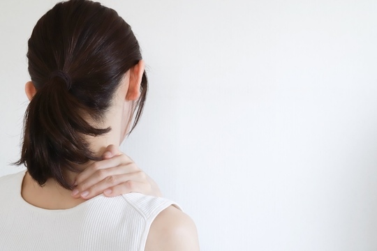 首痛に悩む女性の画像
