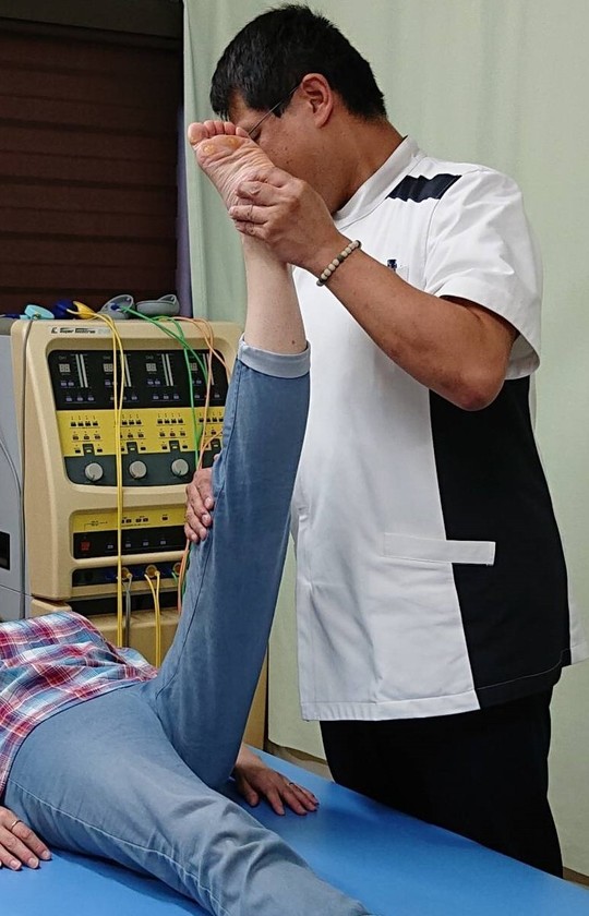 首痛に悩む女性の画像